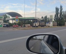 Всё под контролем», но бензин приходится искать: что происходит на заправках Мариуполя