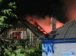 Пожар в частном доме на ул. Жигулевская, 22 в пос. Волонтеровка: огонь локализован, жертв нет