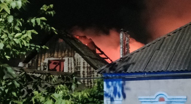 Пожар в частном доме на ул. Жигулевская, 22 в пос. Волонтеровка: огонь локализован, жертв нет
