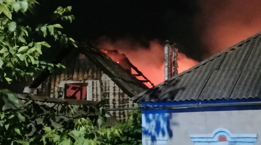 Пожар в частном доме на ул. Жигулевская, 22 в пос. Волонтеровка: огонь локализован, жертв нет