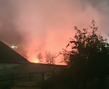 Пожар в частном доме на ул. Жигулевская, 22 в пос. Волонтеровка: огонь локализован, жертв нет